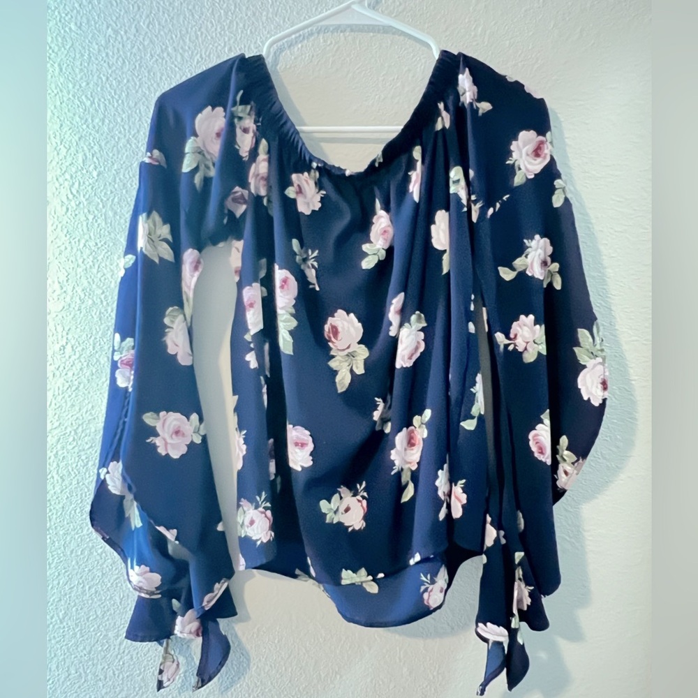 Floral print Off the shoulder, split sleeve top.